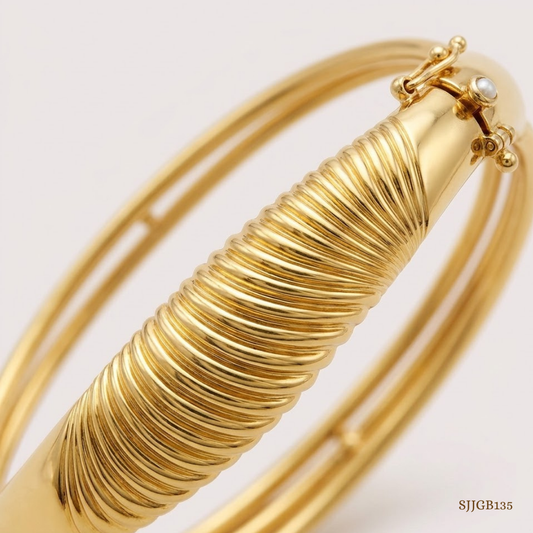 SJJGB135 | Sophisticated Yellow Gold Ribbed Bangle with Elegant Texture