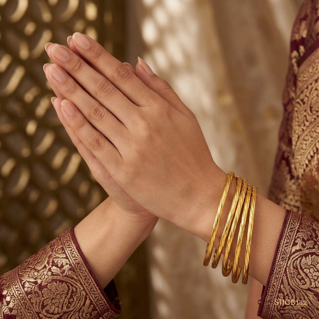 SJJGB132 | Dainty Spiral Gold Bangle with Minimalist Modern Appeal