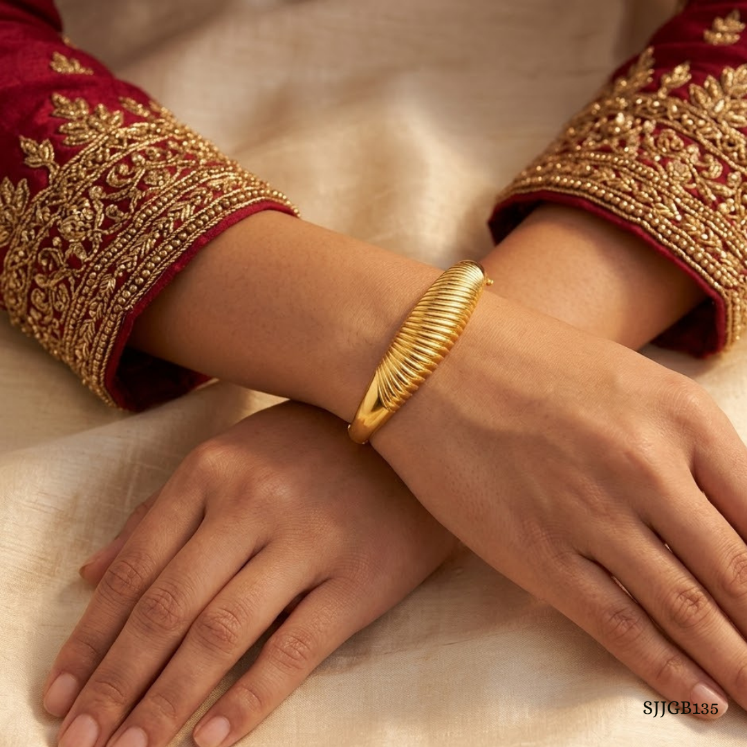SJJGB135 | Sophisticated Yellow Gold Ribbed Bangle with Elegant Texture