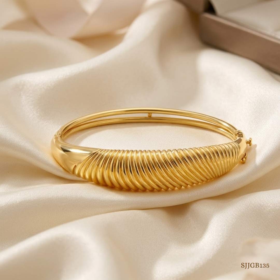 SJJGB135 | Sophisticated Yellow Gold Ribbed Bangle with Elegant Texture