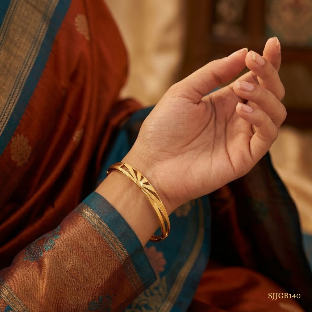SJJGB140 | Radiant Asymmetric Gold Bangle with Artistic Modern Styling