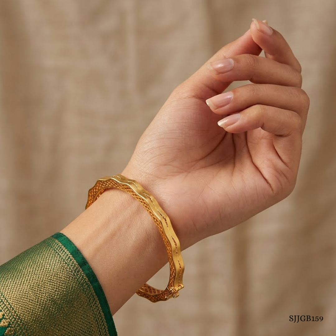 SJJGB159 | Wave Lattice Contemporary Gold Bangle with Openwork Design